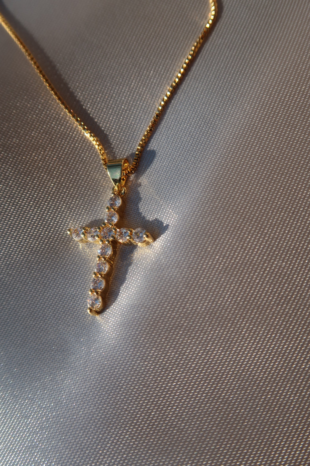 【最終値下げ】ohtnyc CRYSTAL CROSS NECKLACE CRYSTAL CROSS NECKLACE – OHTNYC